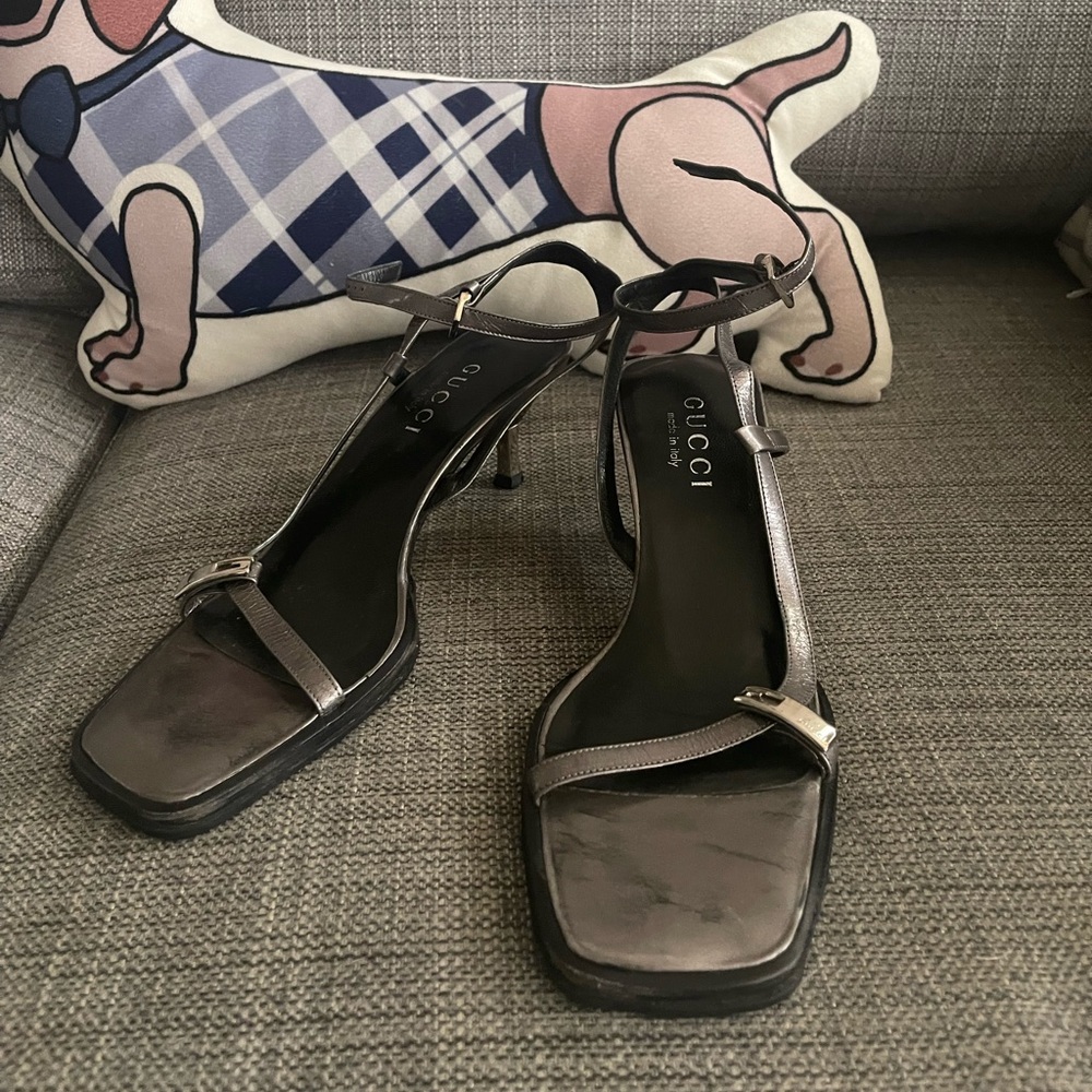 Gucci scrappy sandals with dark grey patent leather